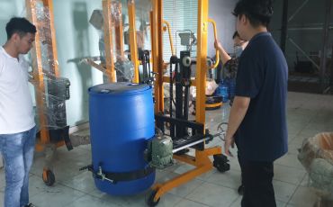 hướng dẫn sử dụng xe nâng quay đổ thùng phuy có cân DA 450-1 cho khách hàng mới